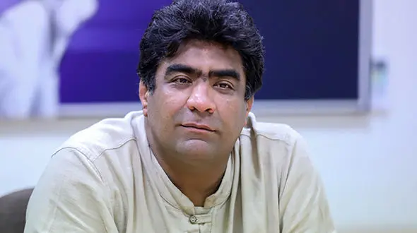 درس مهمی که کارتن خواب به اکبر رجبی داد + فیلم