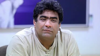 درس مهمی که کارتن خواب به اکبر رجبی داد + فیلم