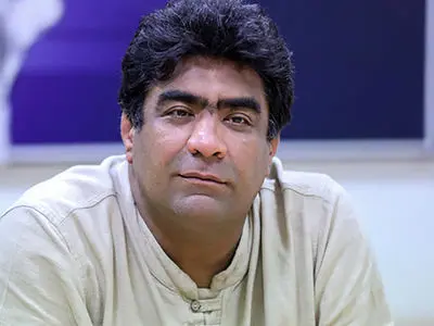 درس مهمی که کارتن خواب به اکبر رجبی داد + فیلم