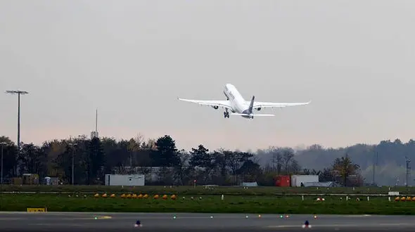 فیلم رعب‌آور فرار هواپیما از فرود خطرناک ! / خلبانی که جهانی شد !