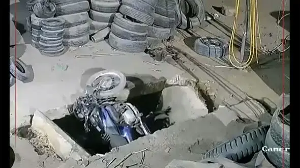 فیلم لحظه دهان بازکردن زمین در تعمیرگاه و بعلیده شدن 5 نفر 
