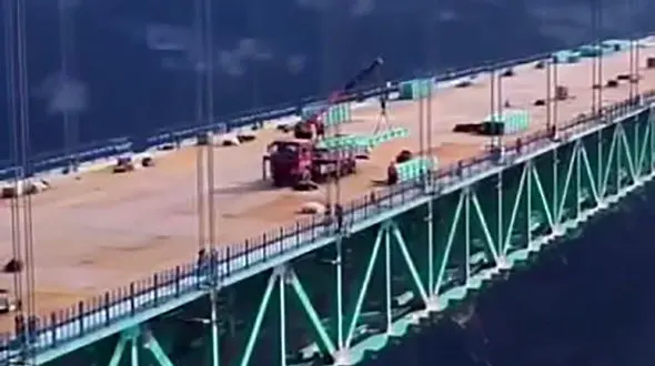 پا گذاشتن روی این پل دل شیر می خواهد + فیلم