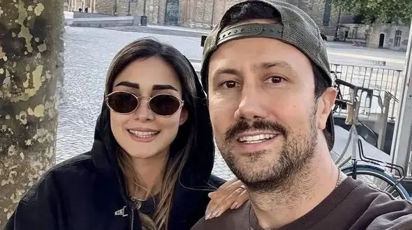 سلیقه اروپایی و مدرن شاهرخ استخری در چیدمان میز محل کارش/ از قهوه ساز تا ماشین حساب و تابلوی هنری+عکس