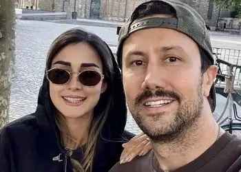 سلیقه اروپایی و مدرن شاهرخ استخری در چیدمان میز محل کارش/ از قهوه ساز تا ماشین حساب و تابلوی هنری+عکس