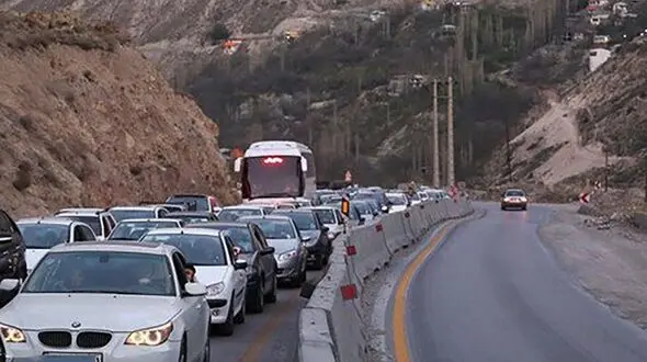 ترافیک در جاده چالوس سنگین است
