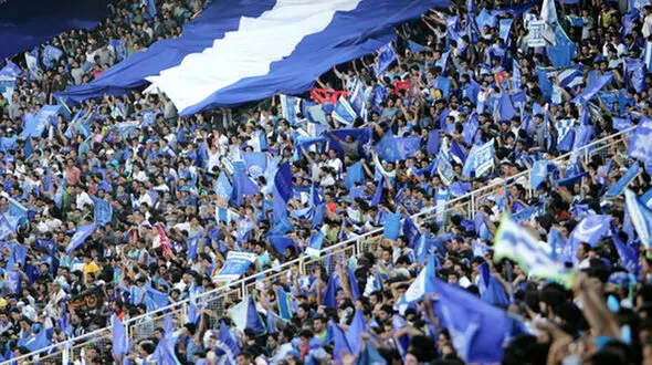حضور پیشکسوت پرسپولیس در بین هوادارن استقلال + عکس