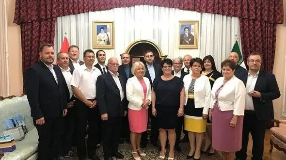 این عکس جنجال کرد! / کشف حجاب مقامات در خاک ایران!