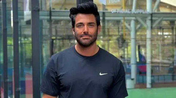 سرگرمی جالب گربه محمدرضا گلزار با پاکت خرید در دبی +ویدیو