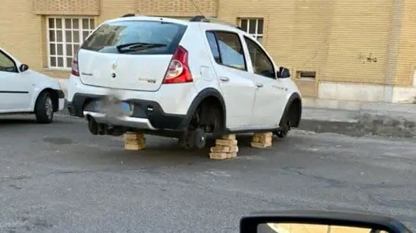 عکس عجیب از  سرقت خودروی بدون چرخ / ساندرو روی آجر 