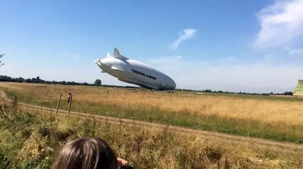 لحظه سقوط آزاد بزرگترین هواپیمای جهان + فیلم