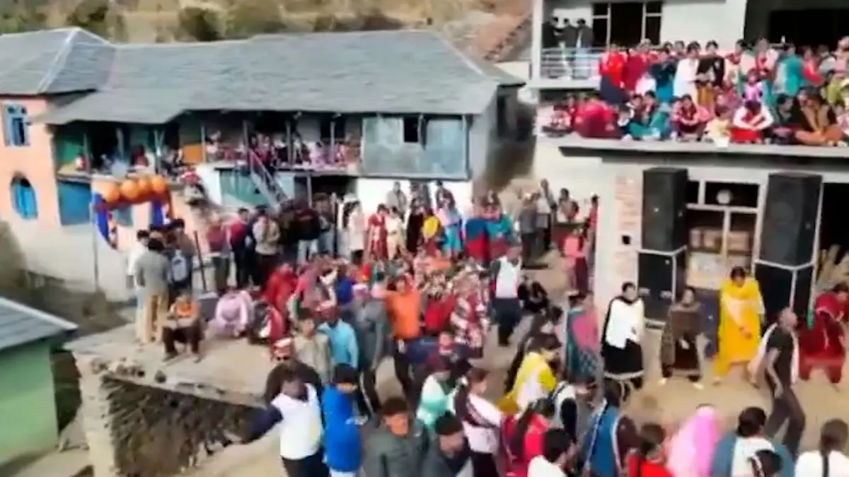 فیلم لحظه ریزش بام خانه‌ها در مراسم عروسی هندی