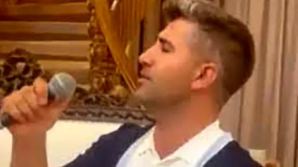 فیلم خوانندگی جادویی مرد حنجره طلا در صداتو ! /  این صدا ژلوفنه ! / ببینید آهنگ اگه به من وفا کنی حاجتمو رواکنی...