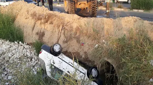 عجیب ترین عکس از سقوط مرگبار پراید داخل کانال فاضلاب 