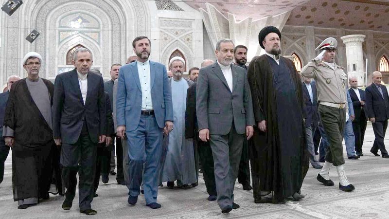 تجدید میثاق سید عباس عراقچی وزیر امور خارجه و کارکنان وزارت خارجه با حضور در مرقد امام خمینی (ه)