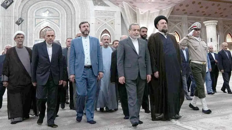 تجدید میثاق سید عباس عراقچی وزیر امور خارجه و کارکنان وزارت خارجه با حضور در مرقد امام خمینی (ه)