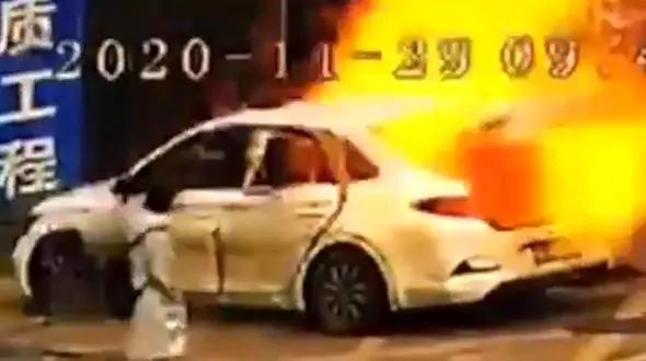 گازسوز کردن خودرو در چین هم حادثه آفرید + فیلم