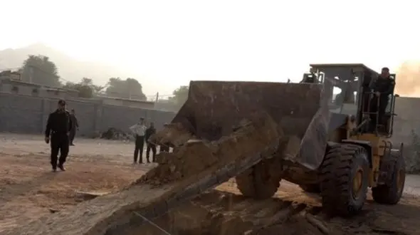 مخازن قاچاق سوخت در منطقه گچین بندرعباس تخریب شدند