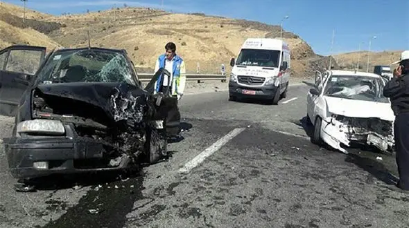 شاخ به شاخ شدن دو خودرو سواری 6 کشته و مصدوم برجا گذاشت