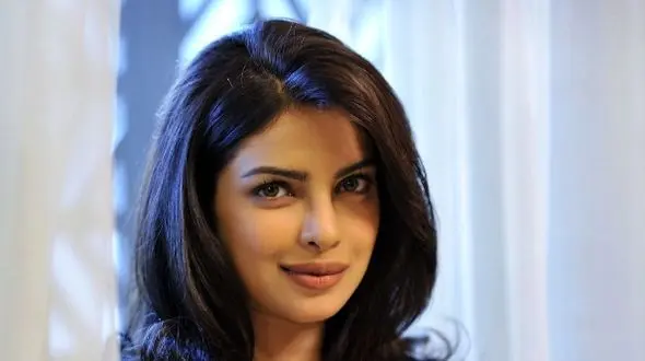 عکس؛ سفر در زمان؛ لحظه برنده شدن عنوان دختر شایسته جهان توسط «پریانکا چوپرا»، بازیگر مشهور هندی؛ سال 1379