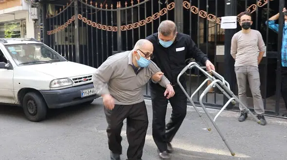 تلخندهای پدربزرگ ها ومادربزرگ ها در صف واکسن کرونا + فیلم