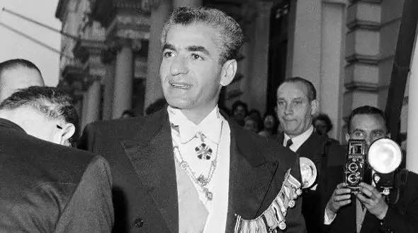 عکس| سفر در زمان؛ «محمدرضا پهلوی» در حال چک کردن آلبوم عکس هایش با ثریا بعد طلاق؛ سال 1337