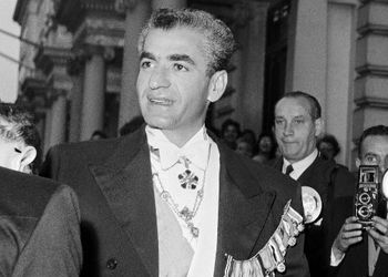عکس| سفر در زمان؛ «محمدرضا پهلوی» در حال چک کردن آلبوم عکس هایش با ثریا بعد طلاق؛ سال 1337