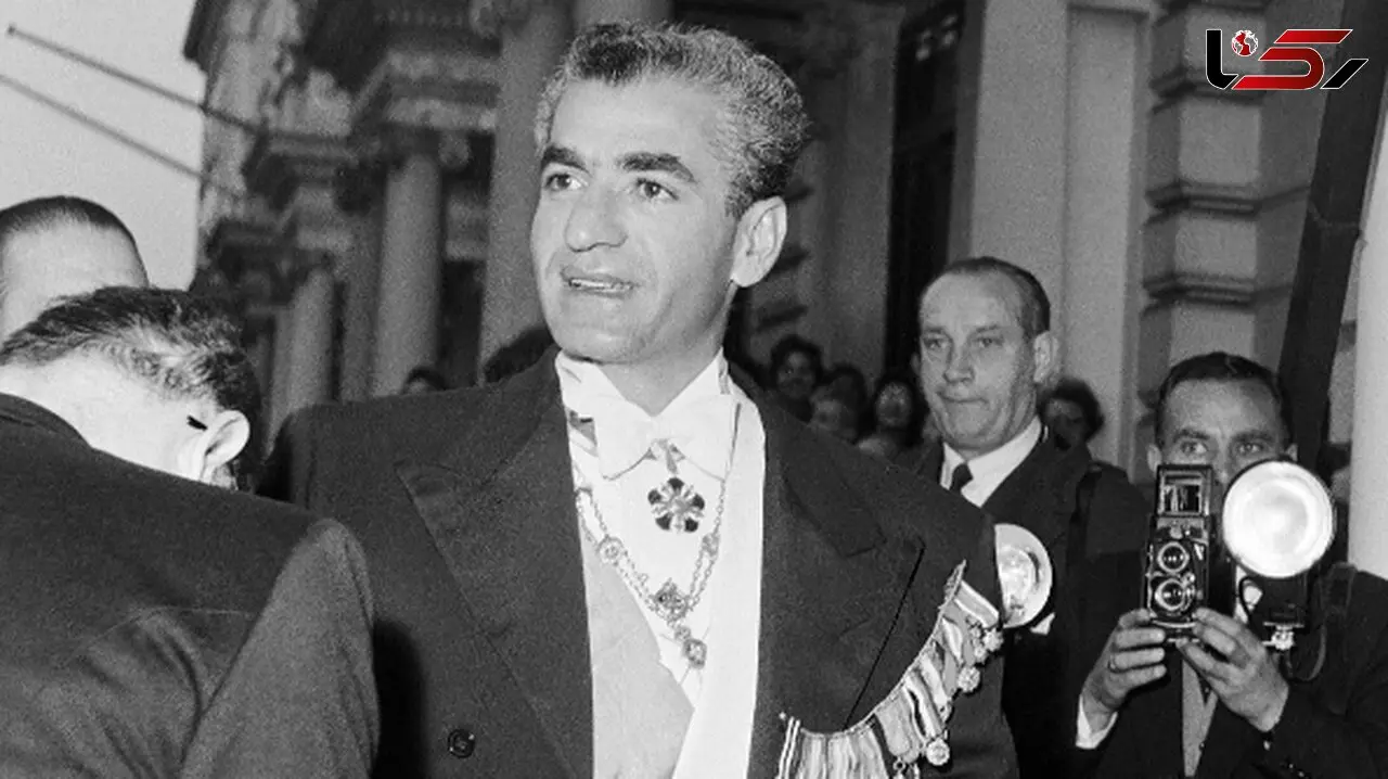عکس| سفر در زمان؛ «محمدرضا پهلوی» در حال چک کردن آلبوم عکس هایش با ثریا بعد طلاق؛ سال 1337