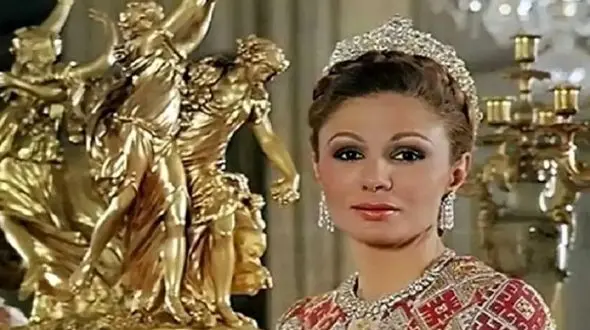 عکس سفر در زمان /  فرح پهلوی در باغ‌وحش و بازی با خرطوم فیل /  در دهه 1340