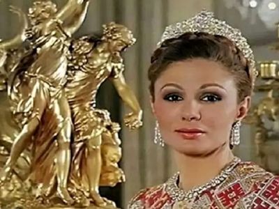 عکس سفر در زمان /  فرح پهلوی در باغ‌وحش و بازی با خرطوم فیل /  در دهه 1340