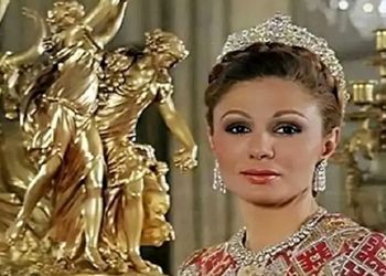 عکس سفر در زمان /  فرح پهلوی در باغ‌وحش و بازی با خرطوم فیل /  در دهه 1340