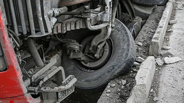 تصادف شدید کامیون با سمند در سعادت آباد 