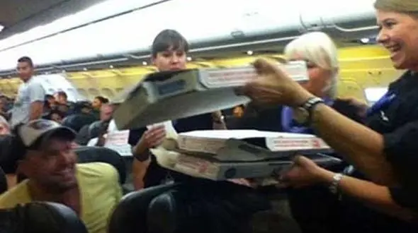 این خلبان مسافران کلافه اش را با پیتزا سورپرایز کرد+عکس