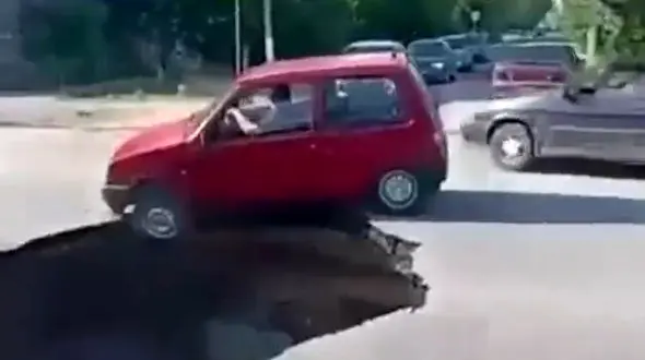 بلعیده شدن ماشین توسط سوراخ بزرگ در خیابان 