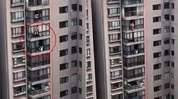 لحظه نفسگیر آویزان شدن یک دختر 5 ساله از پنجره طبقه ۱۳ برج! + فیلم