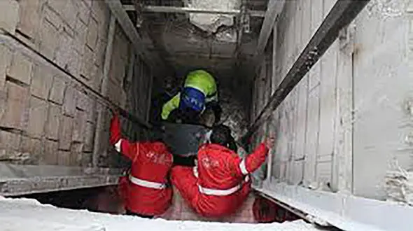 چاهک آسانسور در فردیس باز هم حادثه ساز شد