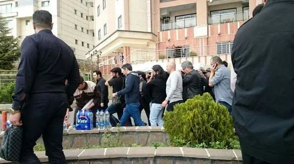 لحظه وداع خانواده و دوستان با پیکر عارف لرستانی +فیلم و عکس