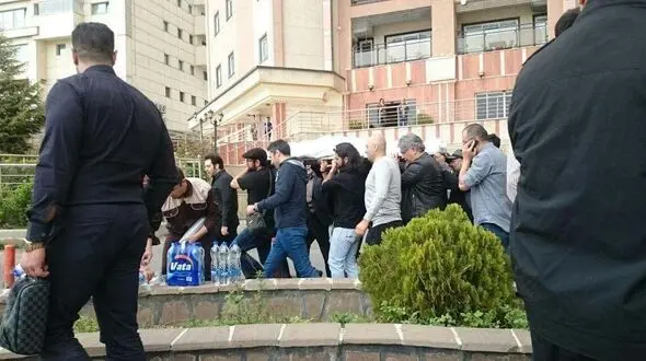 لحظه وداع خانواده و دوستان با پیکر عارف لرستانی +فیلم و عکس