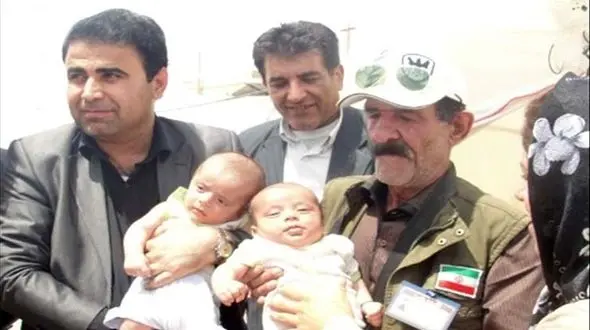 نجات دوقلوی 10 ماهه از زیر آوار زلزله مشهد+عکس