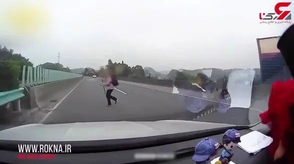 پیرزن خودش را به کشتن داد! + فیلم