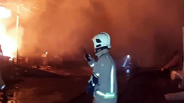 منزل مسکونی در ماهشهر طعمه آتش سوزی مهیب / چه بلایی سر 8 ساکن خانه آمد؟