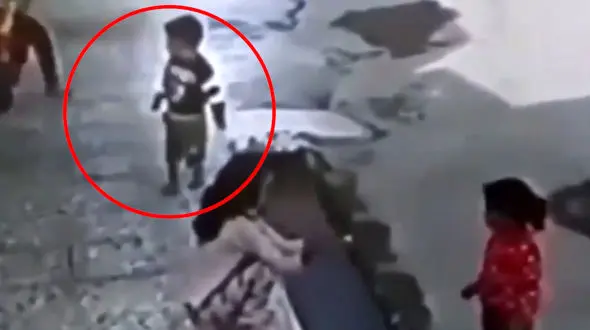 فیلم تلخ از لحظه سقوط مرگبار کودک اهوازی در فاضلاب/ جلوی چشم خواهرش بود