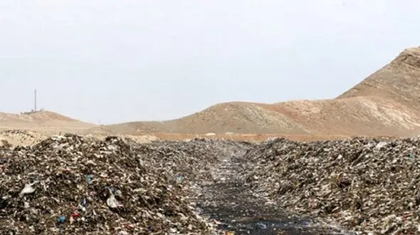 وجود آلودگی و بوی تعفن در حاشیه آرامستان اصفهان / شیرابه سایت پسماند در استخرها ذخیره می شود + فیلم