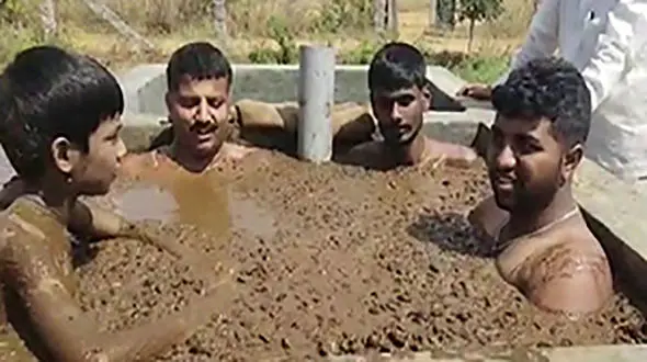 عقیده عجیب هندی ها برای در امان ماندن از کرونا + فیلم