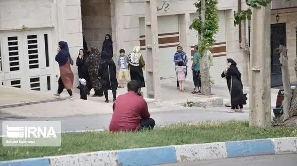 20 عکس  وحشت مردم خرم آباد از زلزله /  در خیابان ها هم ترس از کروناست!