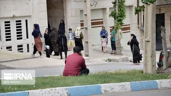 20 عکس  وحشت مردم خرم آباد از زلزله /  در خیابان ها هم ترس از کروناست!