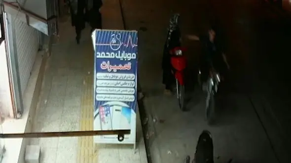 وسوسه 2 جوان موتورسوار با دیدن رفتارهای زن آبادانی وسط خیابان + فیلم لحظه اتفاق