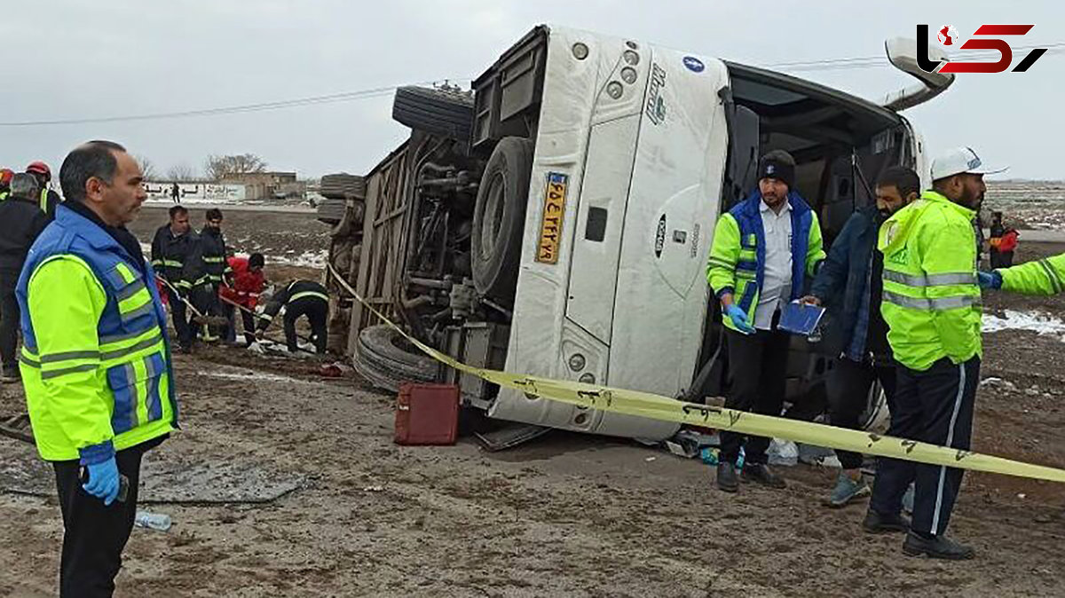 21 مصدوم بر اثر واژگونی اتوبوس در جاده رزن