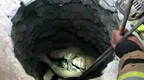 لحظه به لحظه با نجات 2 مرد کرمانشاهی از چاه 25 متری + عکس 