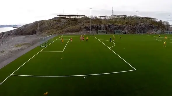 با یک استادیوم فوتبال کاملاً متفاوت، واقع در دل آبهای بی کران، آشنا شوید + فیلم