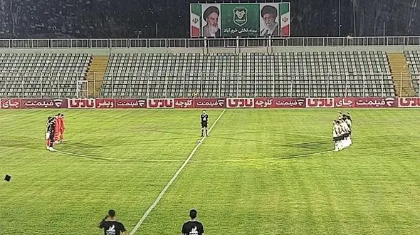 ادای احترام بازیکنان خیبر و تراکتور به جان باختگان حادثه معدن طبس